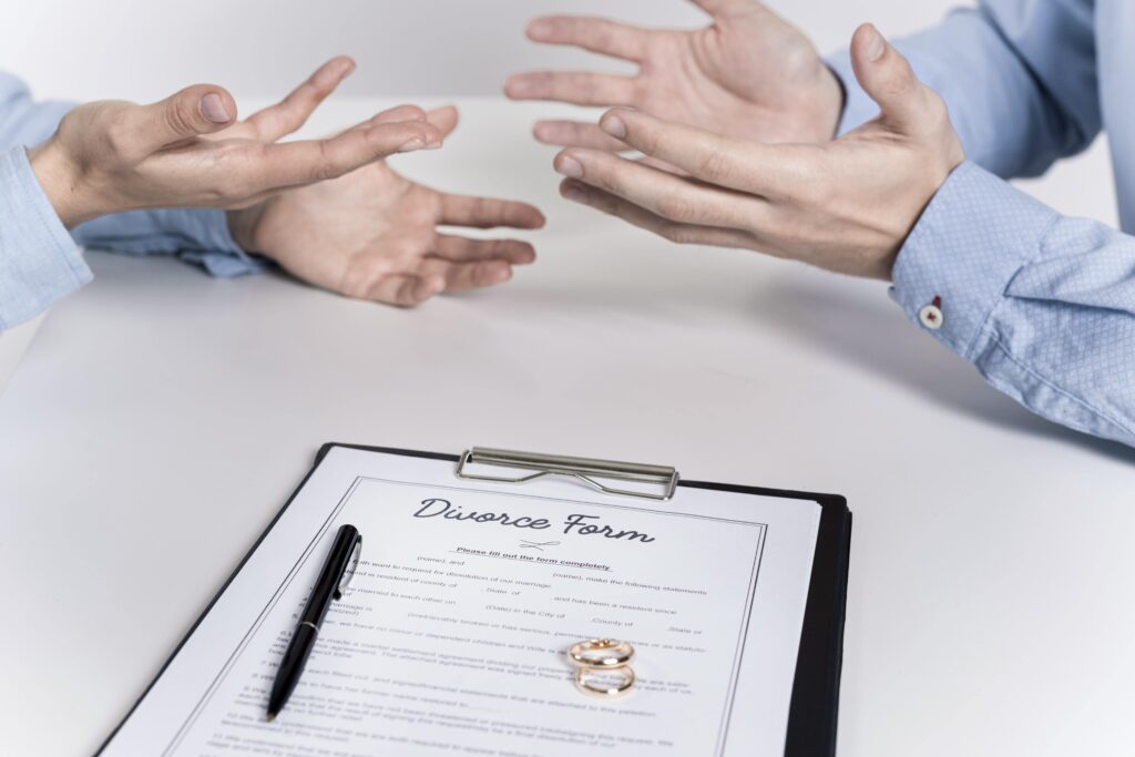 Dos manos delante de un formulario de divorcio