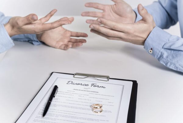 Dos manos delante de un formulario de divorcio