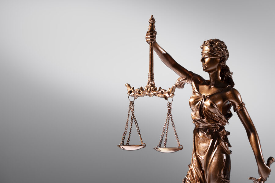 Una estatua de bronce de la Dama de la Justicia (Iustitia)